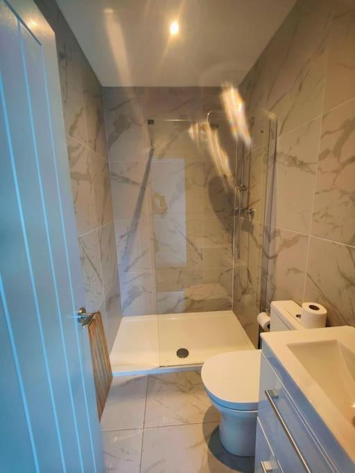 Sloane Modern 2 Bedroom Seafront Apartment Блекпул Екстериор снимка