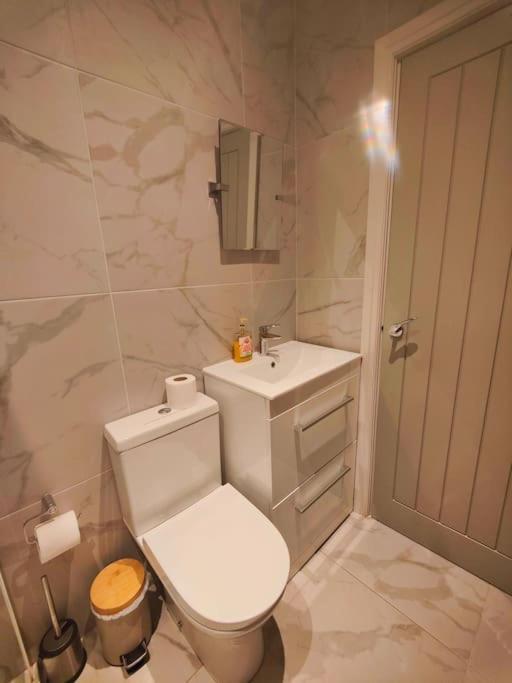 Sloane Modern 2 Bedroom Seafront Apartment Блекпул Екстериор снимка