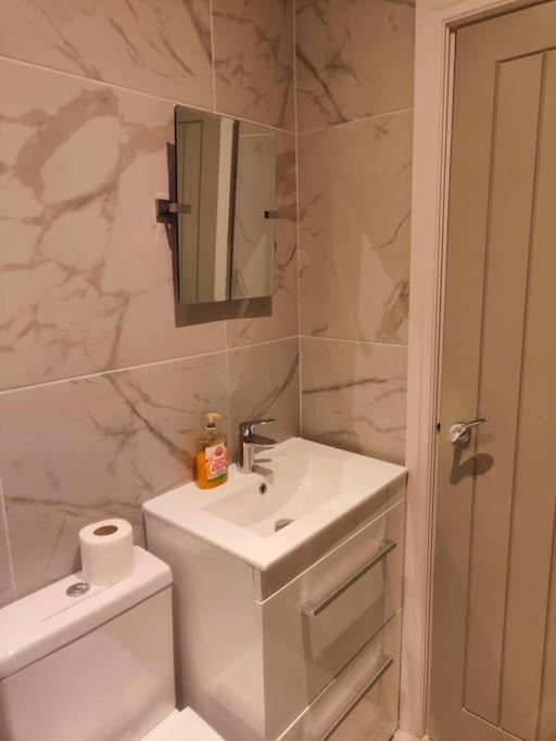 Sloane Modern 2 Bedroom Seafront Apartment Блекпул Екстериор снимка